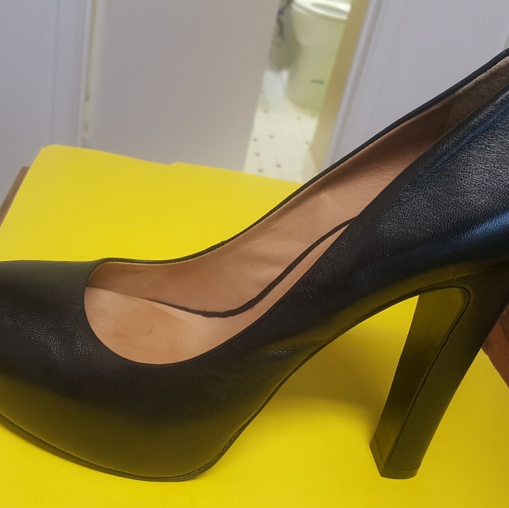 POUR LA VICTOIRE LEATHER PUMPS